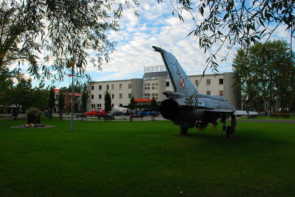 Hotel Kosmonauty Wroclaw-Airport Exterior photo