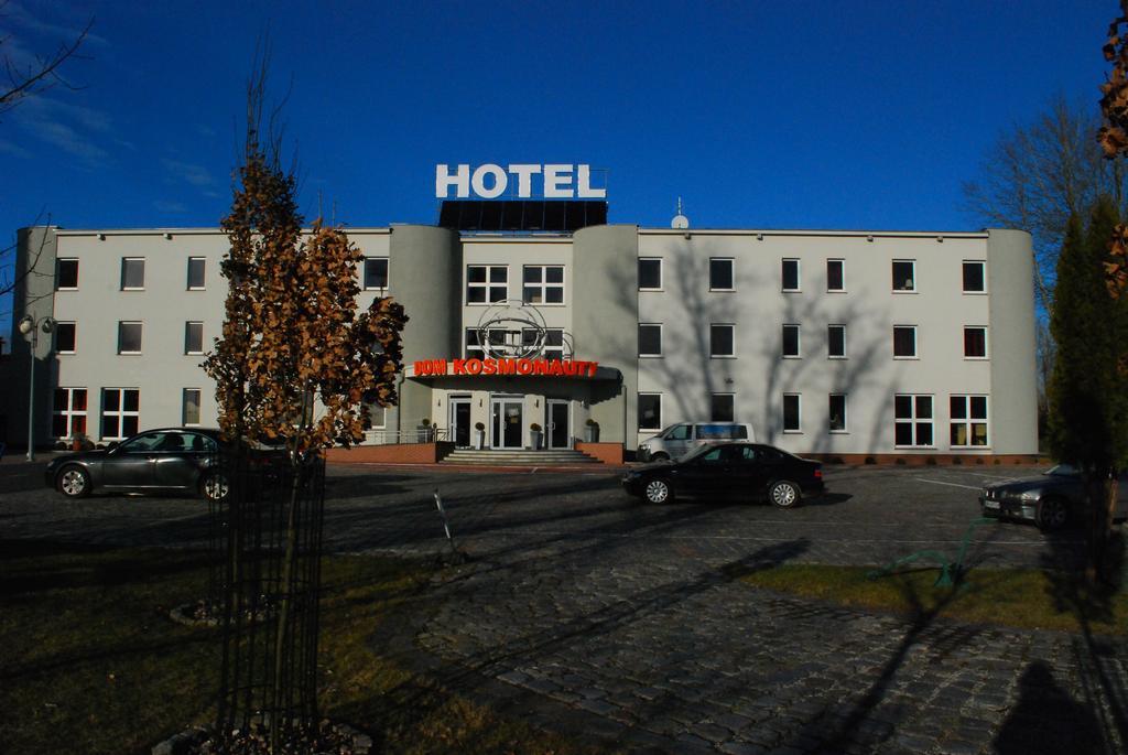 Hotel Kosmonauty Wroclaw-Airport Exterior photo